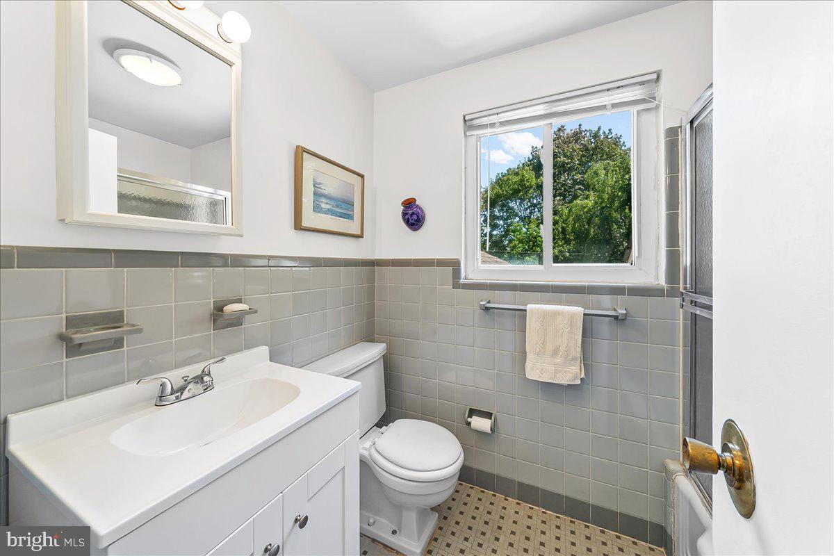 275 Barwynne Road Wynnewood, PA 19096 - Photo 29 of 39 3rd full bath