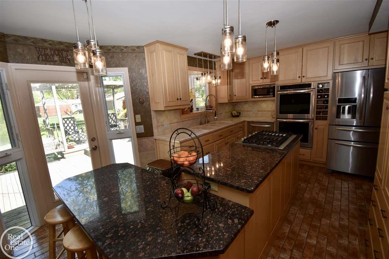 1596 South Renaud Road Grosse Pointe, MI 48236 - Photo 4 of 48 31348359-3.JPG