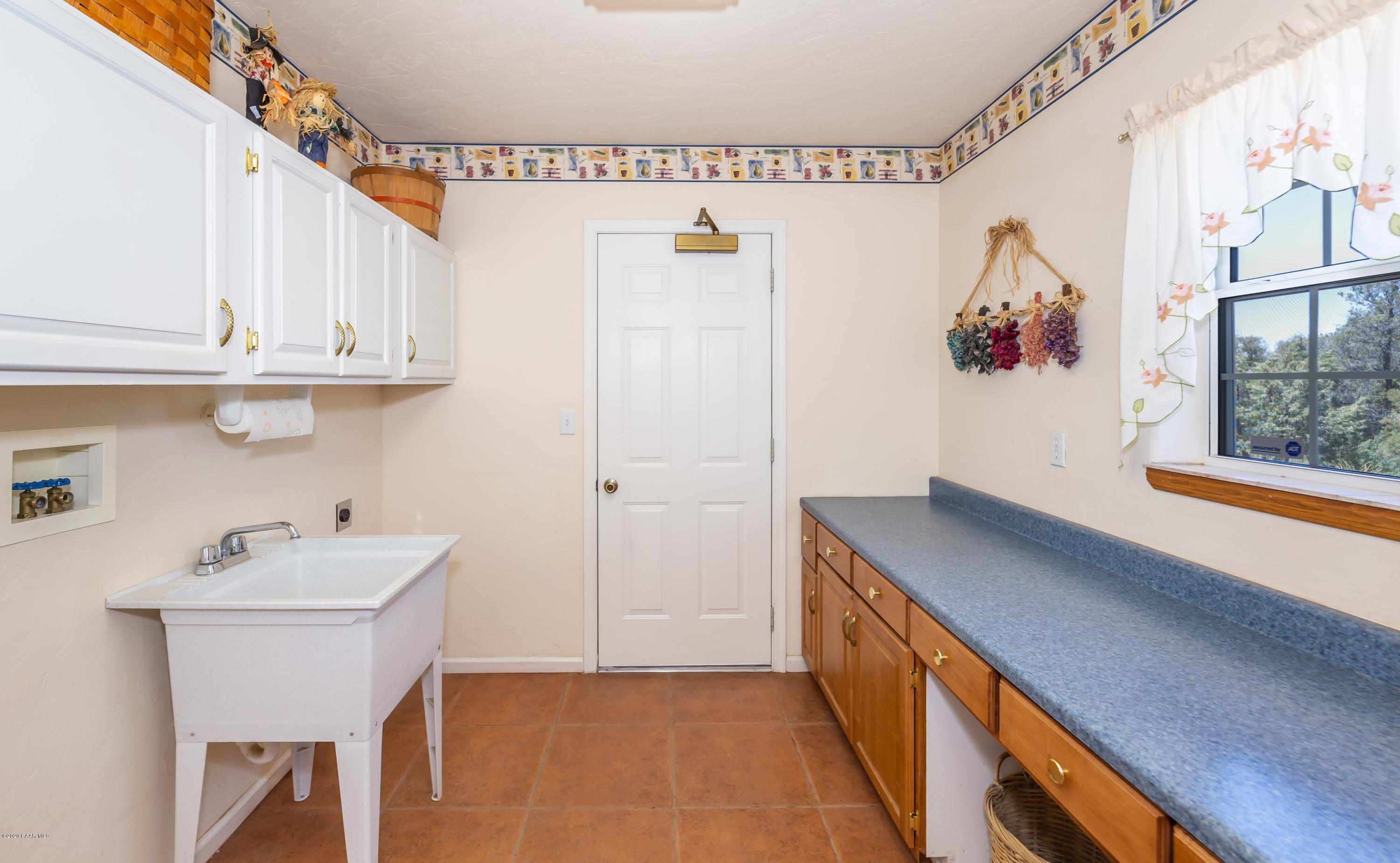 7285 North Race Track Road Prescott, AZ 86305 - Photo 19 of 35 025_Laundry Room