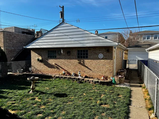 an outdoor view of house