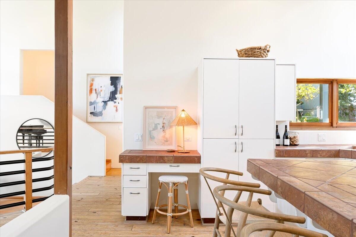 4808 Ogram Road Santa Barbara, CA 93105 - Photo 21 of 45 Kitchen with desk nook