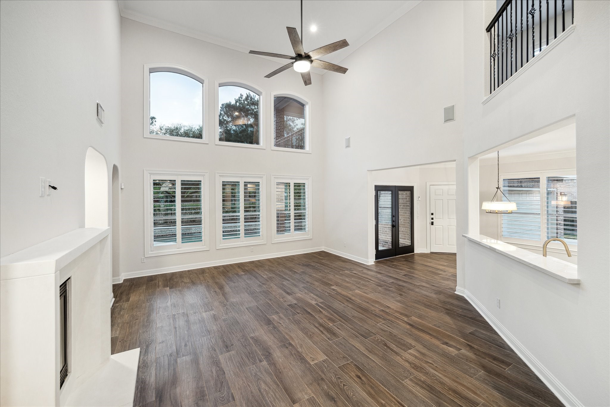 6211 Alameda Point Lane Houston, TX 77041 - Photo 10 of 50 Bright and spacious family room featuring soaring high ceilings, a wall of windows flooding the space with natural light, and a neutral paint palette that flows seamlessly into the kitchen.