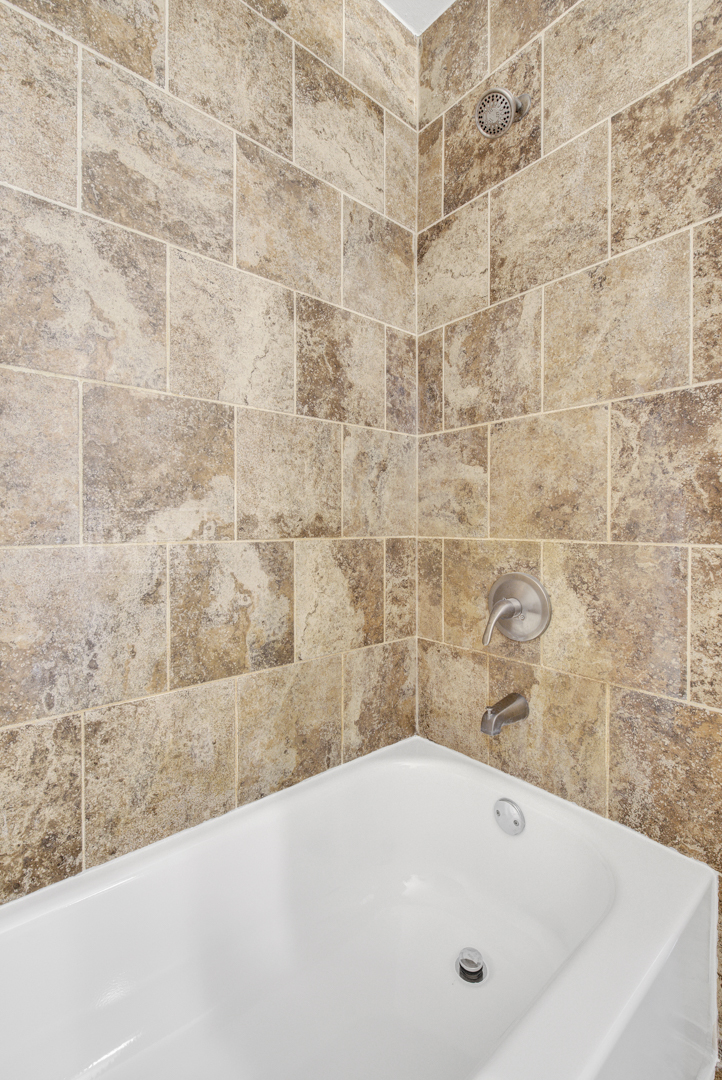 5762 Timberlane Road Matteson, IL 60443 - Photo 15 of 23 a bathroom with a bathtub