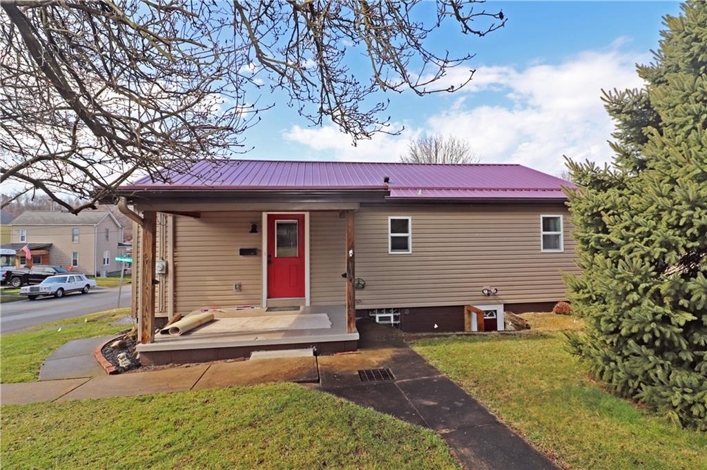 a view of a house with backyard and sitting area