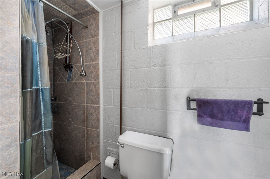 18122 Nottingham Road Cleveland, OH 44119 - Photo 27 of 29 Full bath with a shower stall and toilet
