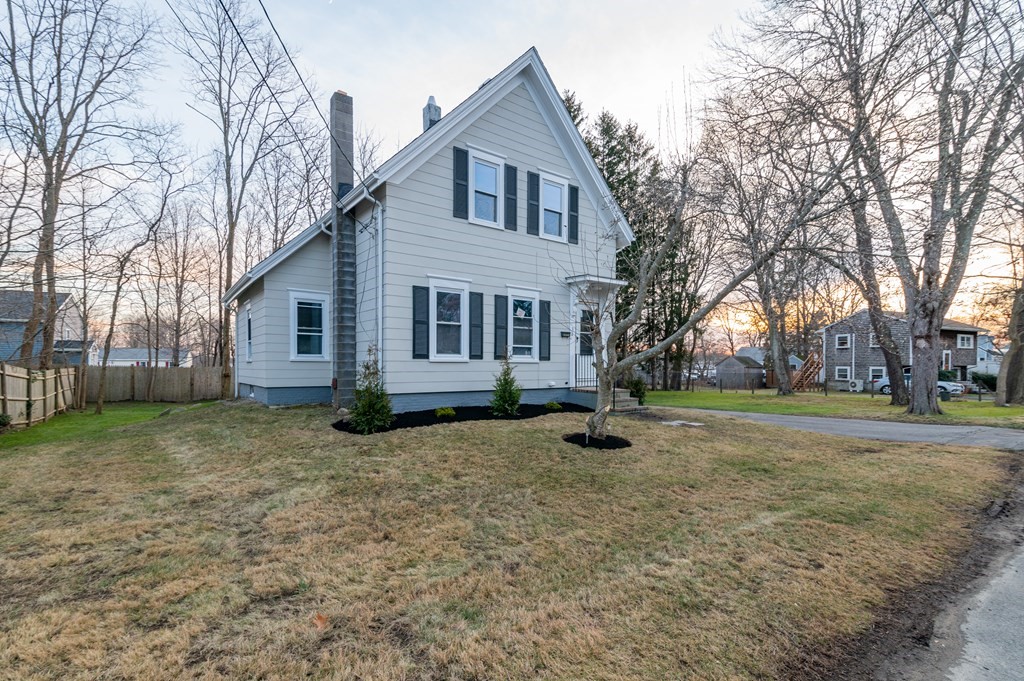 a view of a house with a yard