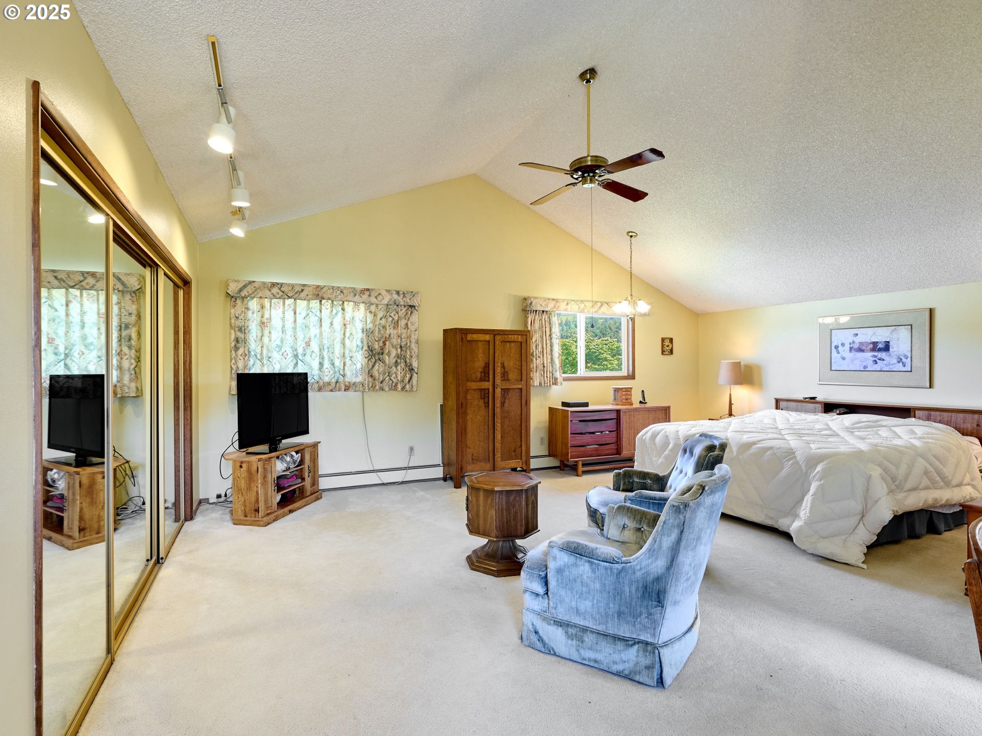 29275 Northeast Putnam Road Newberg, OR 97132 - Photo 11 of 46 Living Room