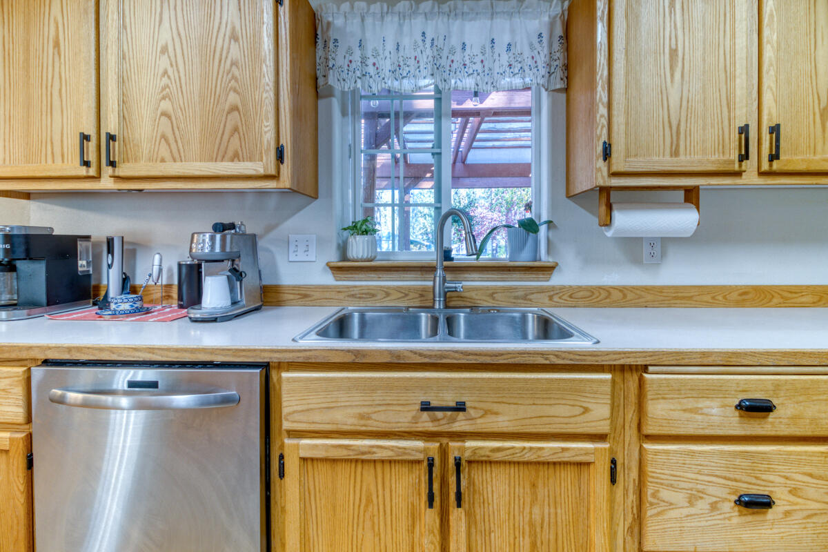 60452 Zuni Road Bend, OR 97702 - Photo 14 of 41 Kitchen window looking out on the back deck