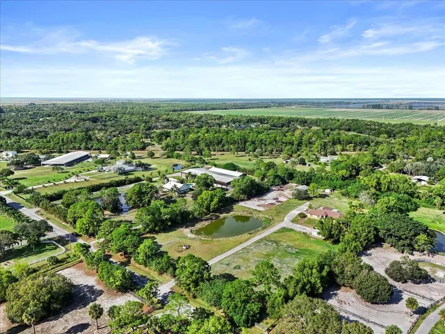 a view of a large yard