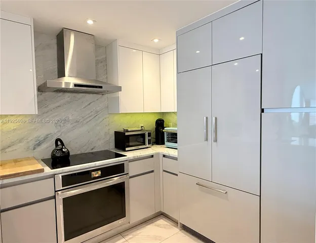 $999,500 | 225 Collins Avenue, Unit 6J, Miami Beach, FL 33139