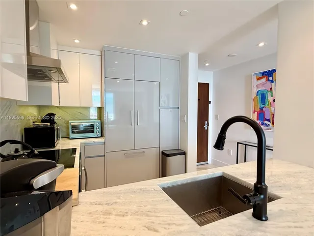 $999,500 | 225 Collins Avenue, Unit 6J, Miami Beach, FL 33139