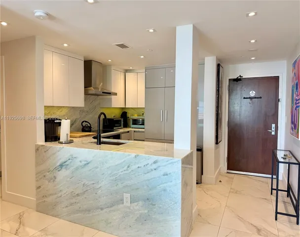 $999,500 | 225 Collins Avenue, Unit 6J, Miami Beach, FL 33139