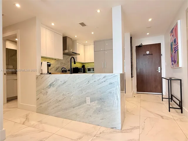 $999,500 | 225 Collins Avenue, Unit 6J, Miami Beach, FL 33139