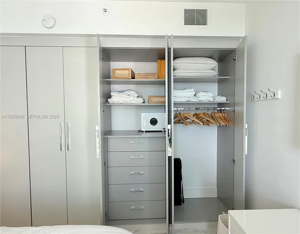 $999,500 | 225 Collins Avenue, Unit 6J, Miami Beach, FL 33139
