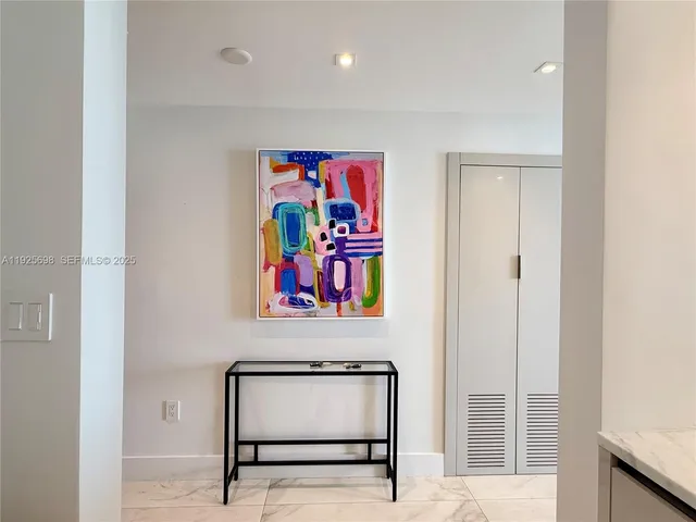 $999,500 | 225 Collins Avenue, Unit 6J, Miami Beach, FL 33139