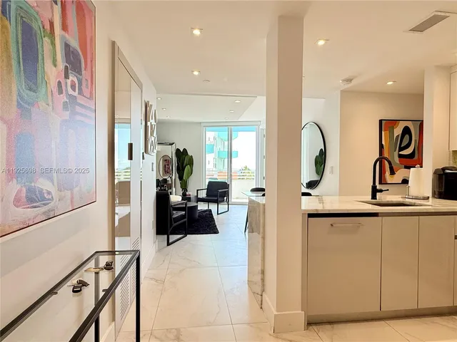 $999,500 | 225 Collins Avenue, Unit 6J, Miami Beach, FL 33139
