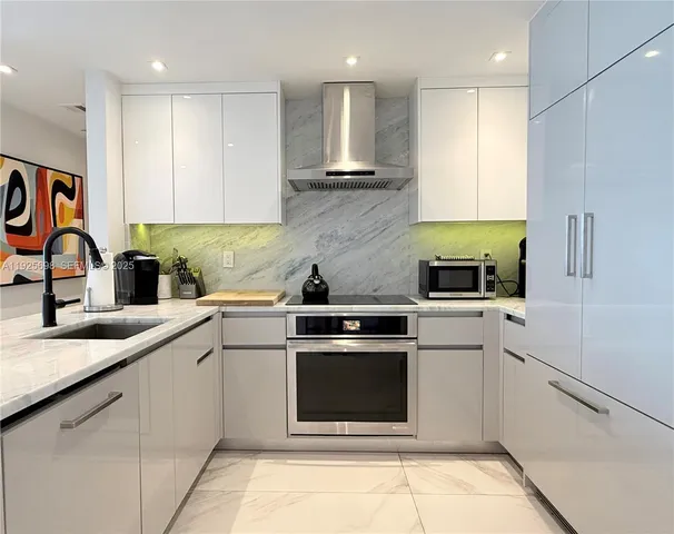 $999,500 | 225 Collins Avenue, Unit 6J, Miami Beach, FL 33139