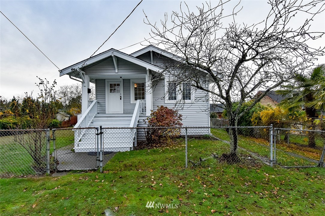 10025 39th Avenue Southwest Seattle, WA 98146 - Photo 1 of 25 Gallery Image 1