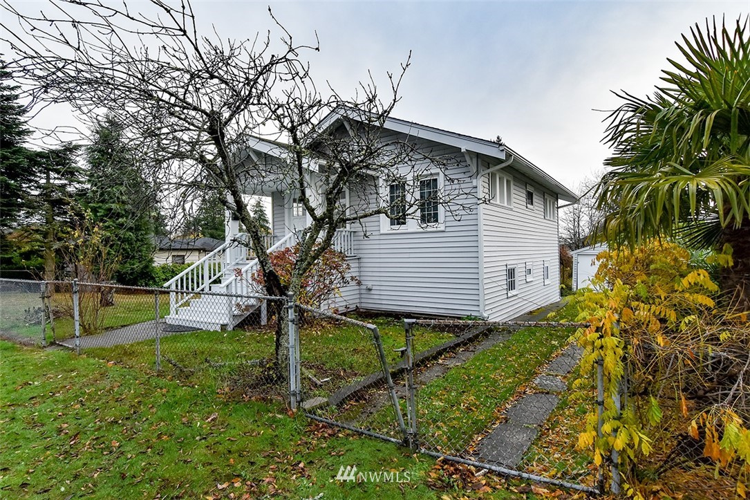 10025 39th Avenue Southwest Seattle, WA 98146 - Photo 2 of 25 Gallery Image 2