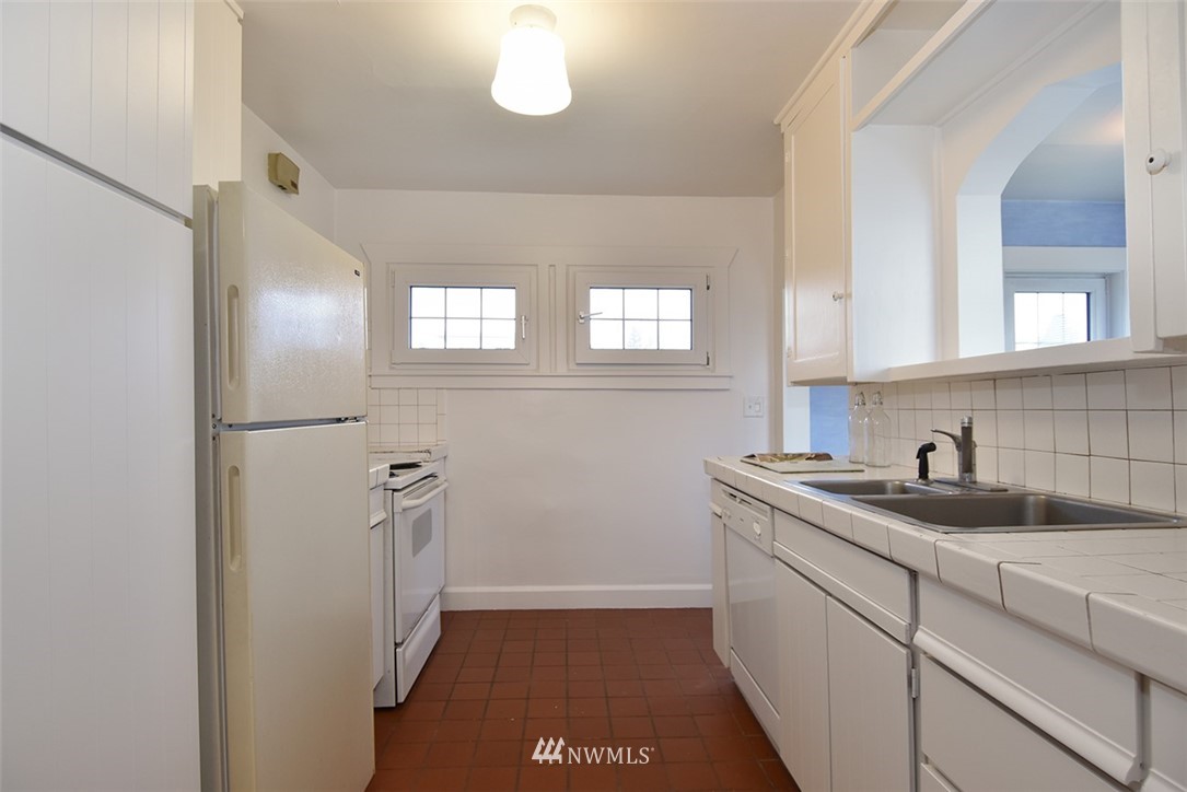 10025 39th Avenue Southwest Seattle, WA 98146 - Photo 14 of 25 Gallery Image 14