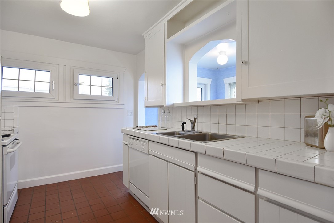 10025 39th Avenue Southwest Seattle, WA 98146 - Photo 15 of 25 Gallery Image 15