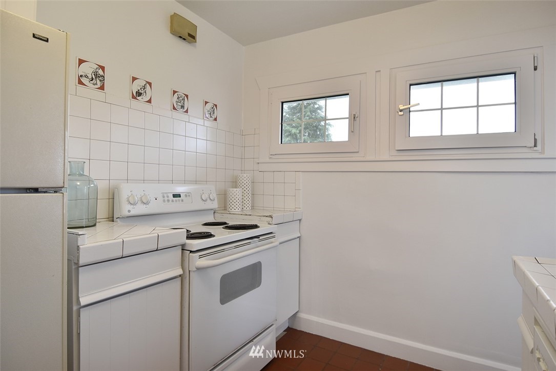 10025 39th Avenue Southwest Seattle, WA 98146 - Photo 16 of 25 Gallery Image 16