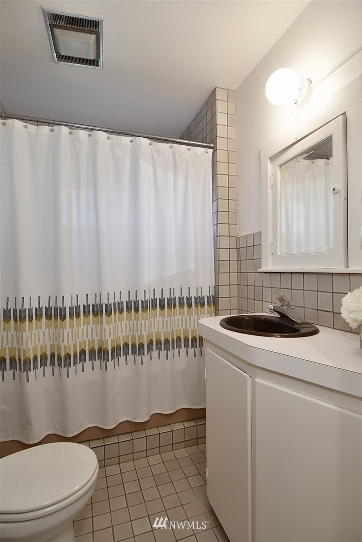 10025 39th Avenue Southwest Seattle, WA 98146 - Photo 20 of 25 Gallery Image 20