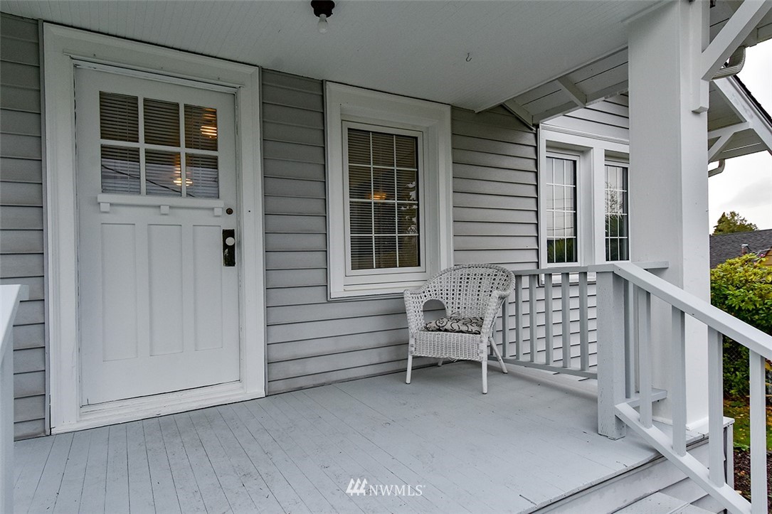 10025 39th Avenue Southwest Seattle, WA 98146 - Photo 4 of 25 Gallery Image 4