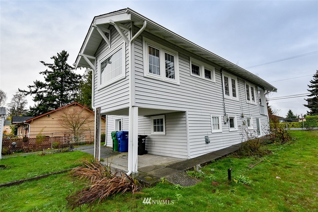 10025 39th Avenue Southwest Seattle, WA 98146 - Photo 5 of 25 Gallery Image 5
