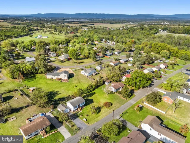 a view of a house with backyard and a garden