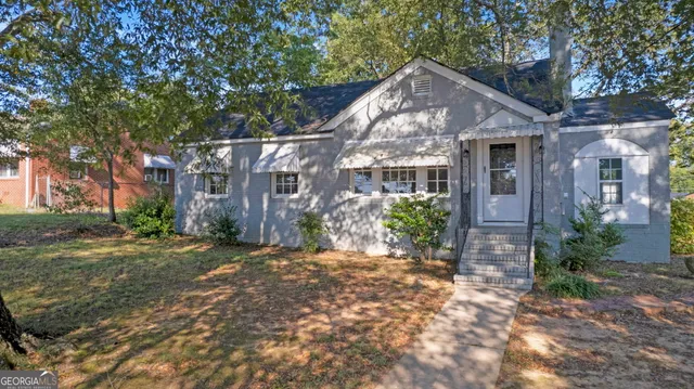 a view of a house with a yard
