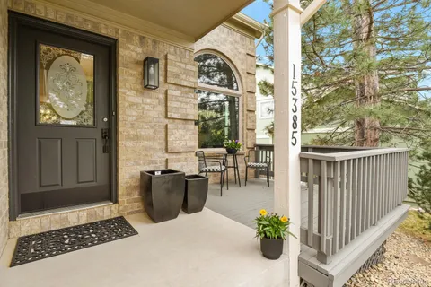 a view of entryway with patio