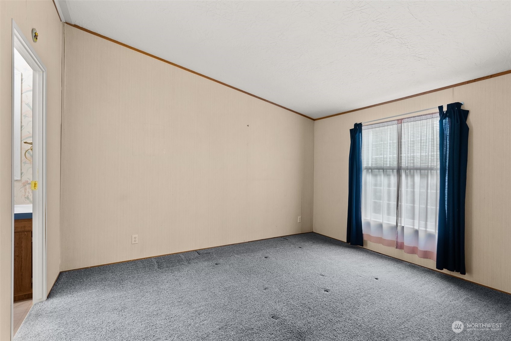 1529 Bishop Road, Unit F Chehalis, WA 98532 - Photo 12 of 21 a view of an empty room with a window