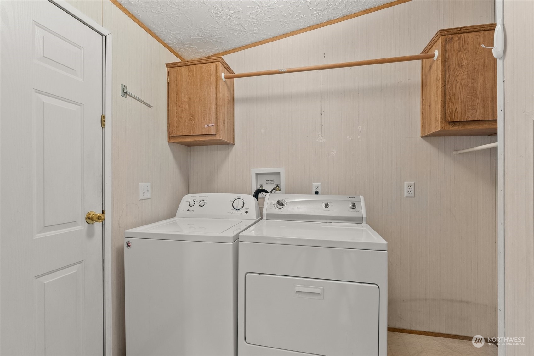 1529 Bishop Road, Unit F Chehalis, WA 98532 - Photo 19 of 21 a utility room with dryer and washer