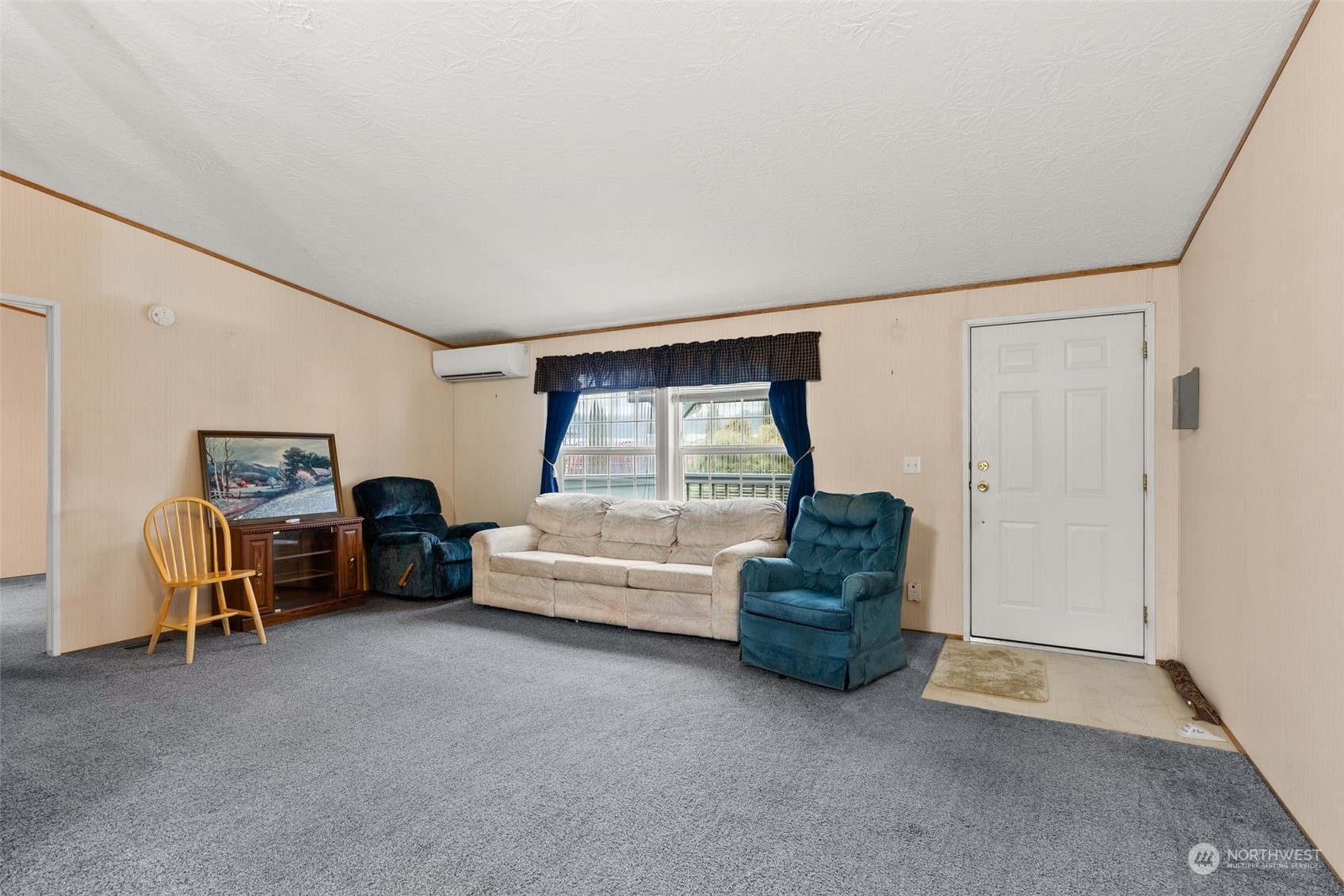 1529 Bishop Road, Unit F Chehalis, WA 98532 - Photo 6 of 21 a living room with furniture and a window