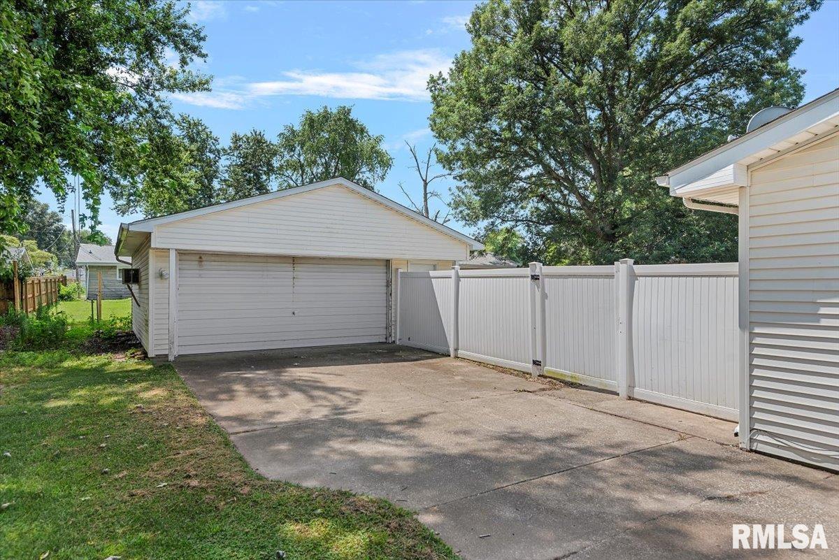 1108 Monroe Street Pawnee, IL 62558 - Photo 32 of 36