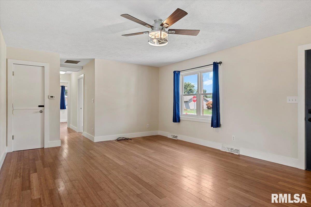 1108 Monroe Street Pawnee, IL 62558 - Photo 6 of 36