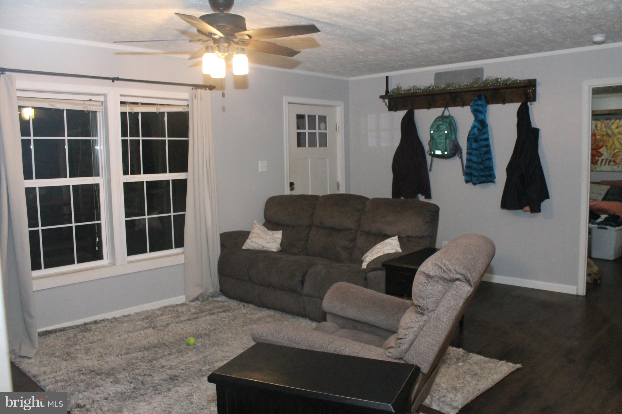 598 County Rte 1/1 Berkeley Springs, WV 25411 - Photo 5 of 25 Livingroom