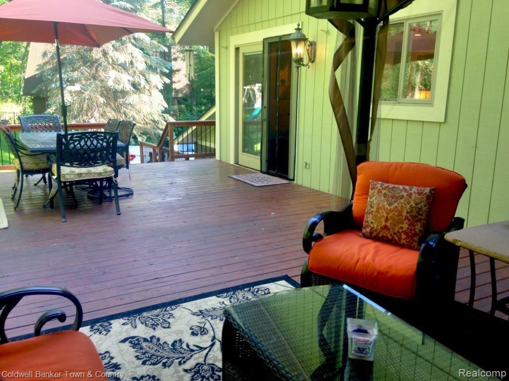 1796 Ridge Road White Lake, MI 48383 - Photo 31 of 36 deck3.jpg