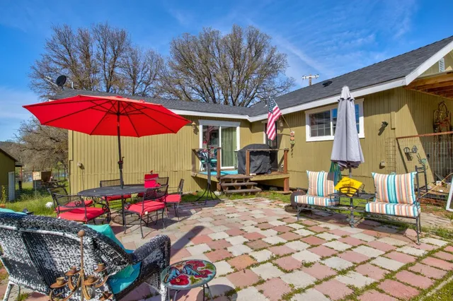 a view of a workspace with furniture and a livingroom