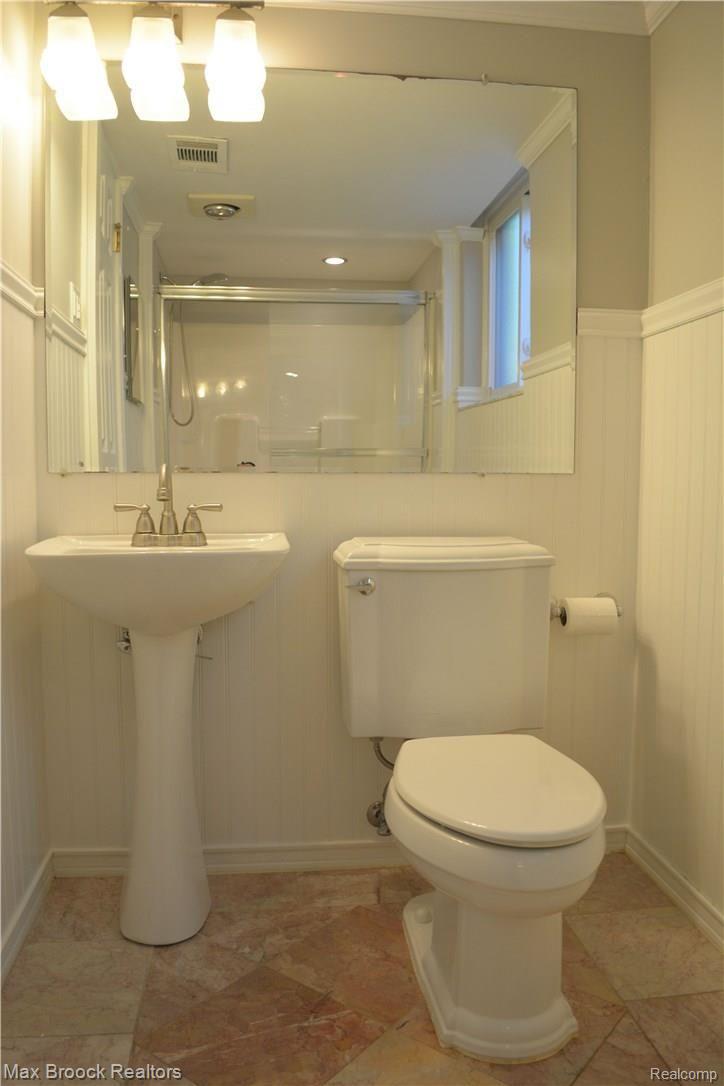 3371 West Maple Road Bloomfield Hills, MI 48301 - Photo 20 of 24 Bathroom.JPG
