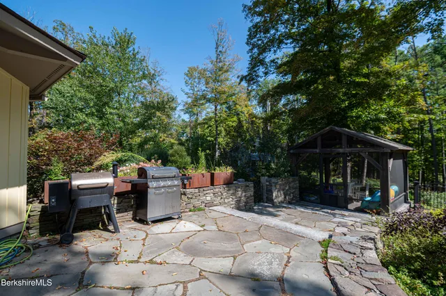 a view of a house with backyard and garden