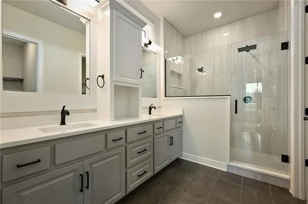 $825,000 | 300 Northwest Earle Lane, Lee's Summit, MO 64081