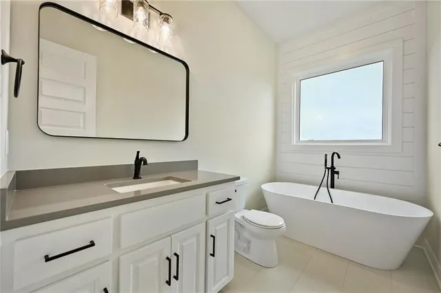 $825,000 | 300 Northwest Earle Lane, Lee's Summit, MO 64081