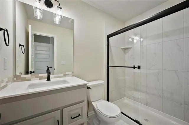 $825,000 | 300 Northwest Earle Lane, Lee's Summit, MO 64081