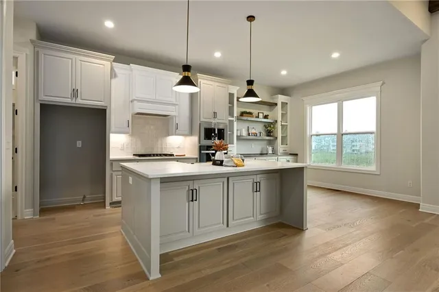 $825,000 | 300 Northwest Earle Lane, Lee's Summit, MO 64081