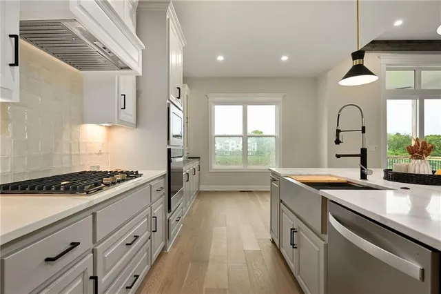 $825,000 | 300 Northwest Earle Lane, Lee's Summit, MO 64081