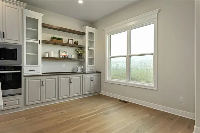 $825,000 | 300 Northwest Earle Lane, Lee's Summit, MO 64081