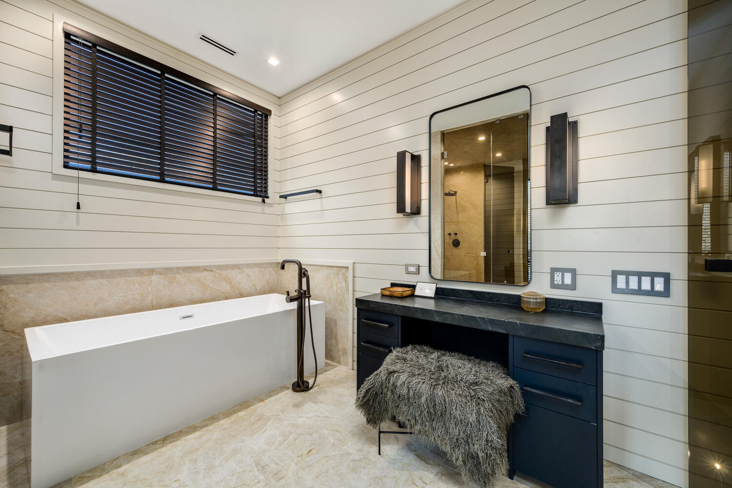 921 Sheridan Road Glencoe, IL 60022 - Photo 23 of 51 a bathroom with a bathtub and a sink