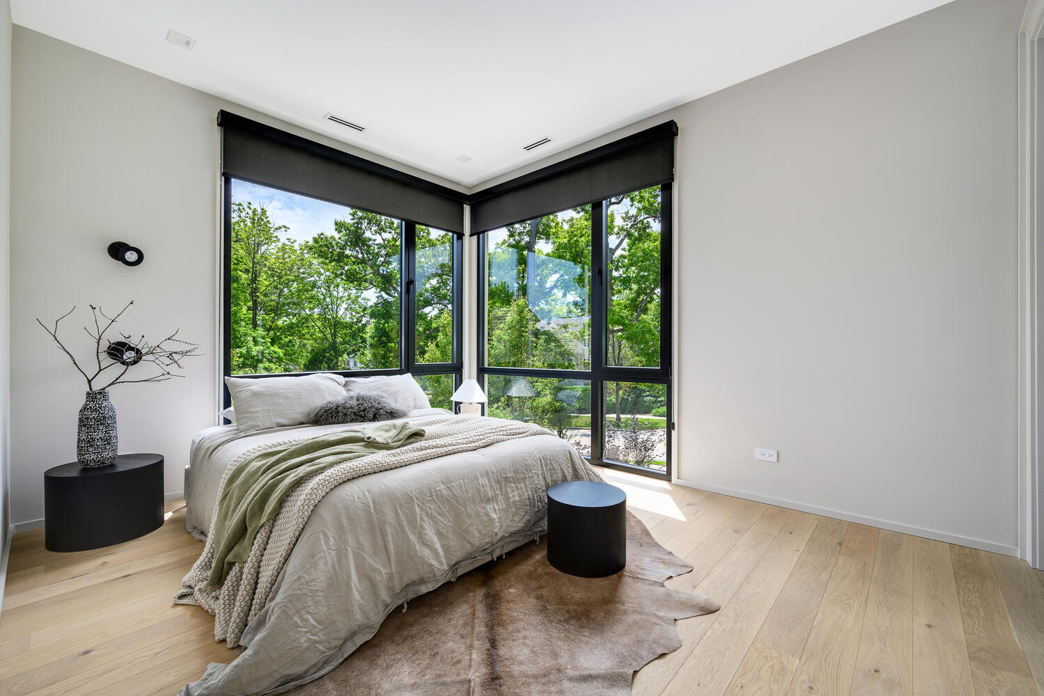 921 Sheridan Road Glencoe, IL 60022 - Photo 24 of 51 a bed sitting in a spacious bedroom next to a window